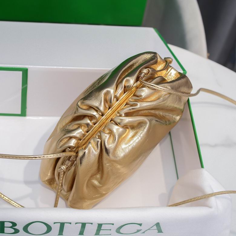 BOTTEGA VENETA The Pouch in Leather Gold