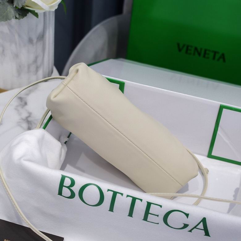 BOTTEGA VENETA The Pouch in Calfskin Leather