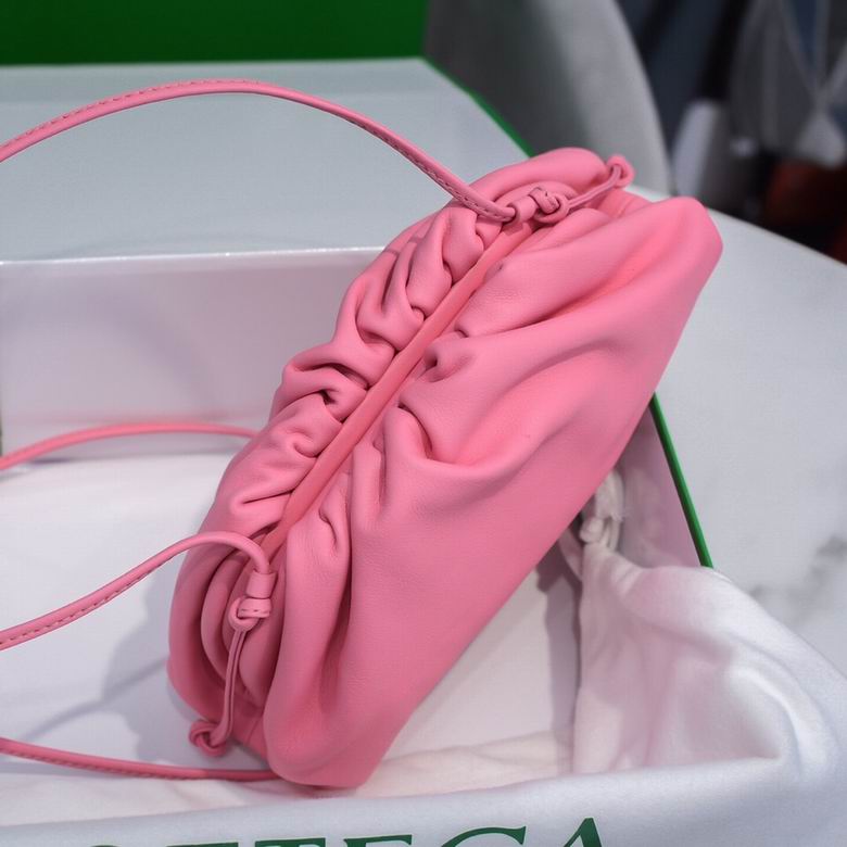 BOTTEGA VENETA The Pouch in Calfskin Leather Pink