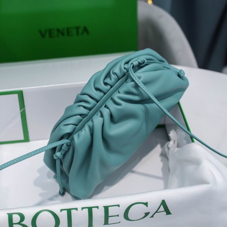 BOTTEGA VENETA The Pouch in Calfskin Leather