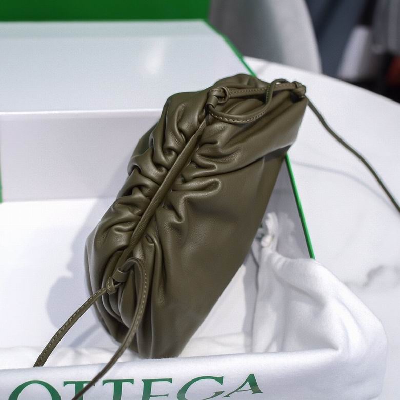 BOTTEGA VENETA The Pouch in Calfskin Leather