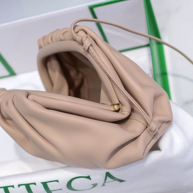 BOTTEGA VENETA The Pouch in Calfskin Leather