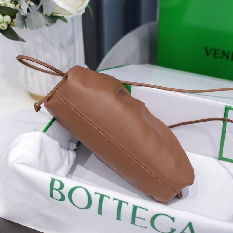 BOTTEGA VENETA The Pouch in Calfskin Leather