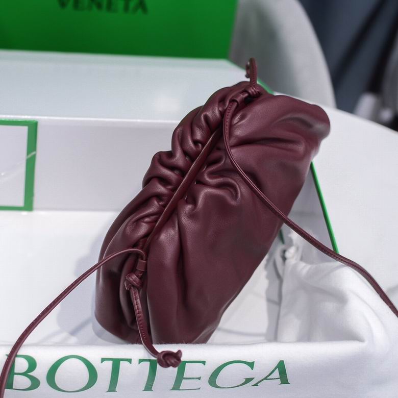 BOTTEGA VENETA The Pouch in Calfskin Leather Maroon