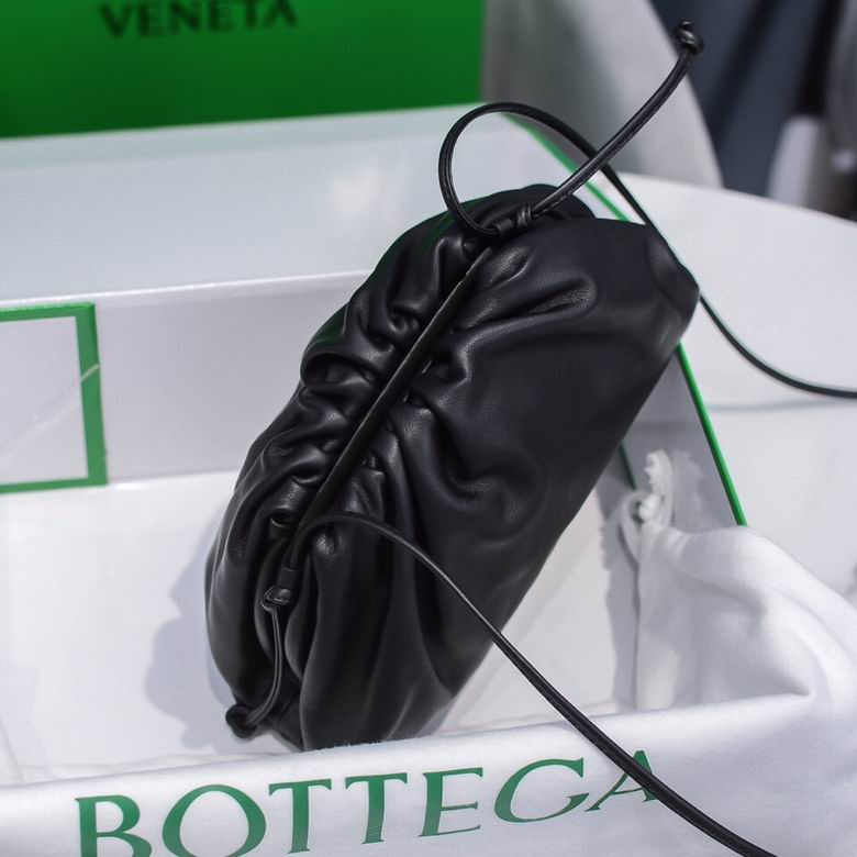 BOTTEGA VENETA The Pouch in Calfskin Leather Black