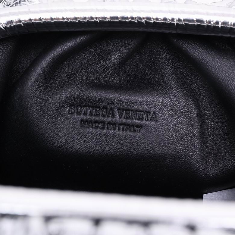 BOTTEGA VENETA The Pouch in Calfskin Metallic Leather