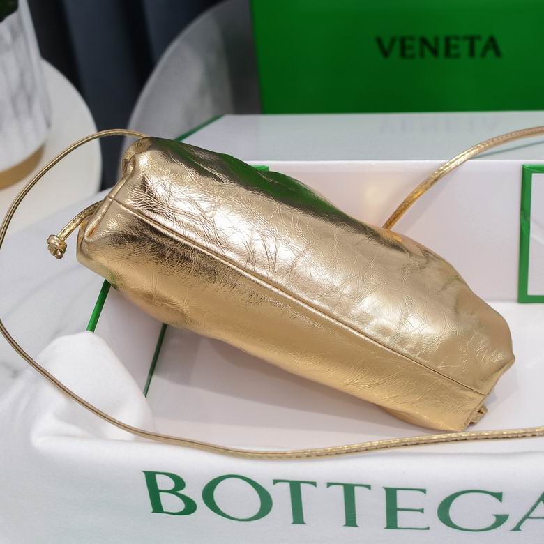 BOTTEGA VENETA The Pouch in Leather Gold