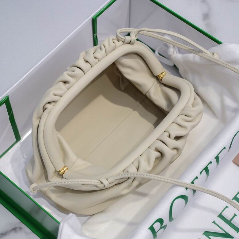 BOTTEGA VENETA The Pouch in Calfskin Leather