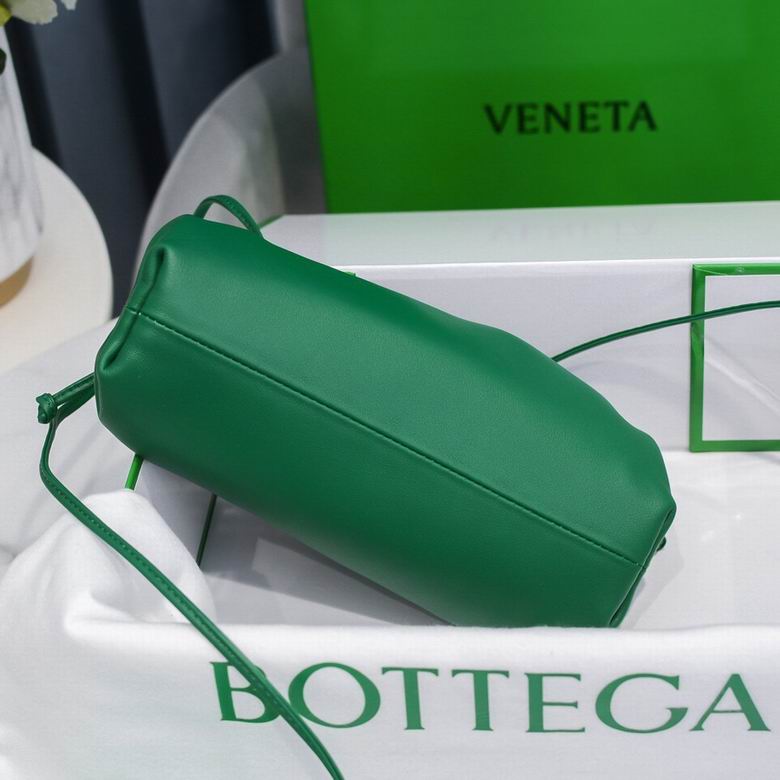 BOTTEGA VENETA The Pouch in Calfskin Leather