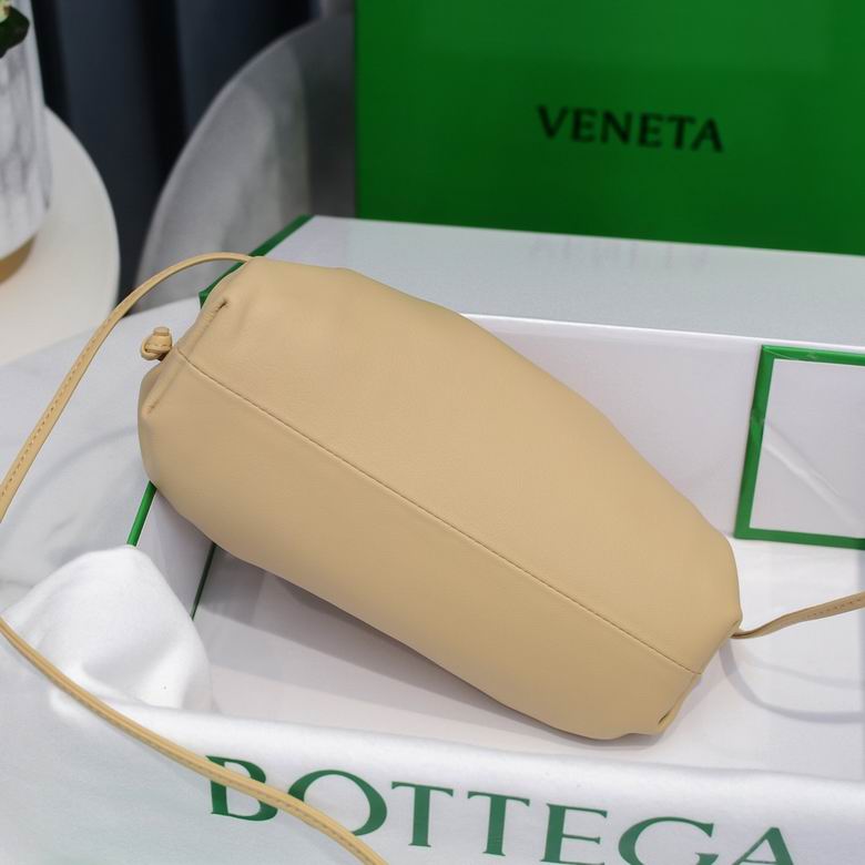 BOTTEGA VENETA The Pouch in Calfskin Leather