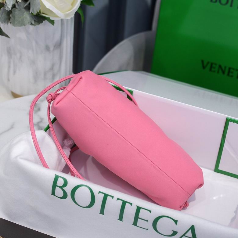 BOTTEGA VENETA The Pouch in Calfskin Leather Pink