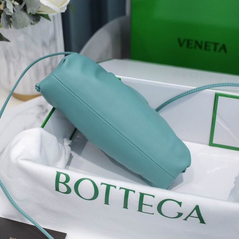 BOTTEGA VENETA The Pouch in Calfskin Leather