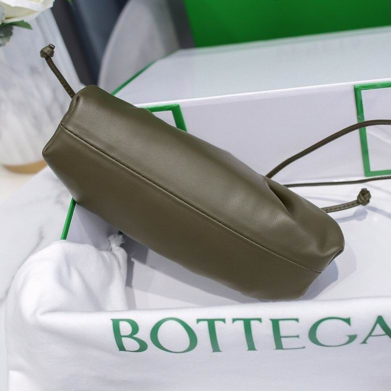 BOTTEGA VENETA The Pouch in Calfskin Leather