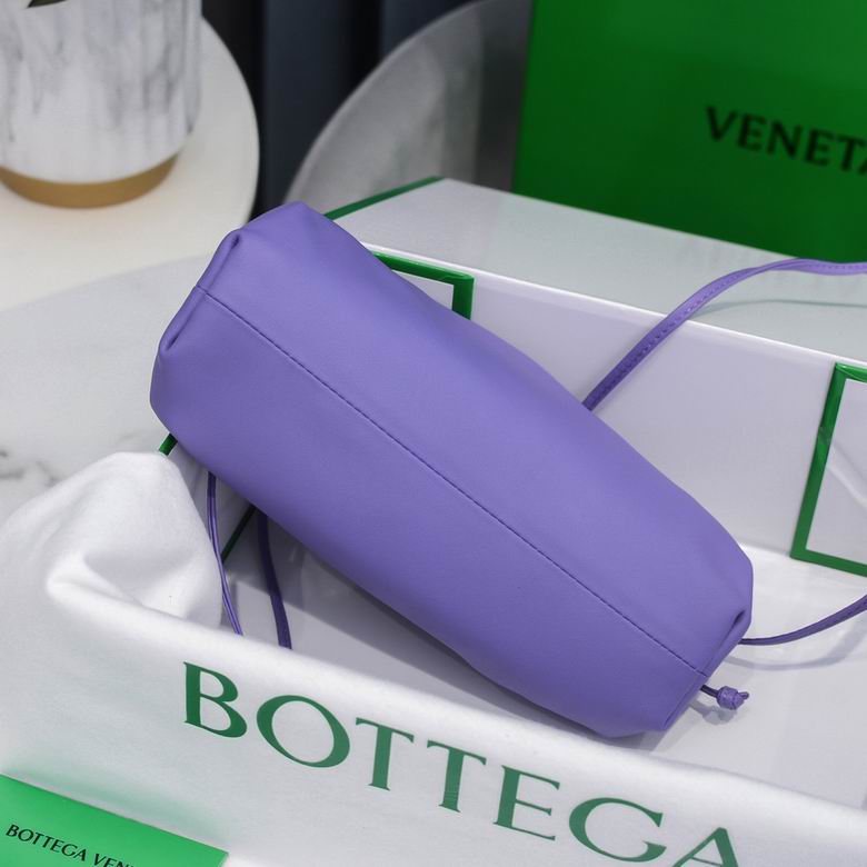 BOTTEGA VENETA The Pouch in Calfskin Leather
