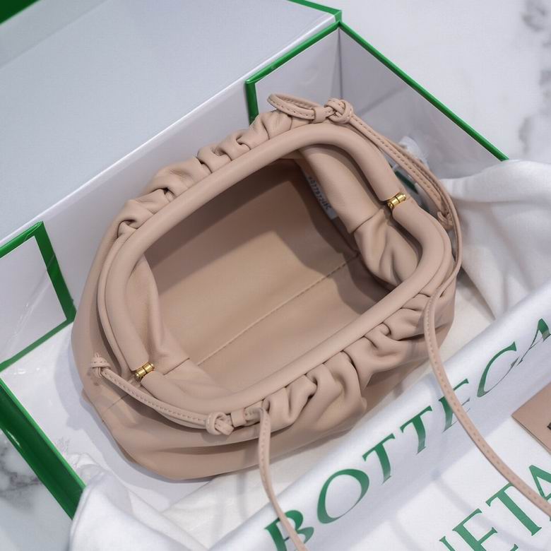 BOTTEGA VENETA The Pouch in Calfskin Leather