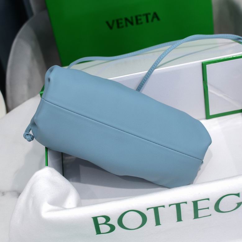 BOTTEGA VENETA The Pouch in Calfskin Leather