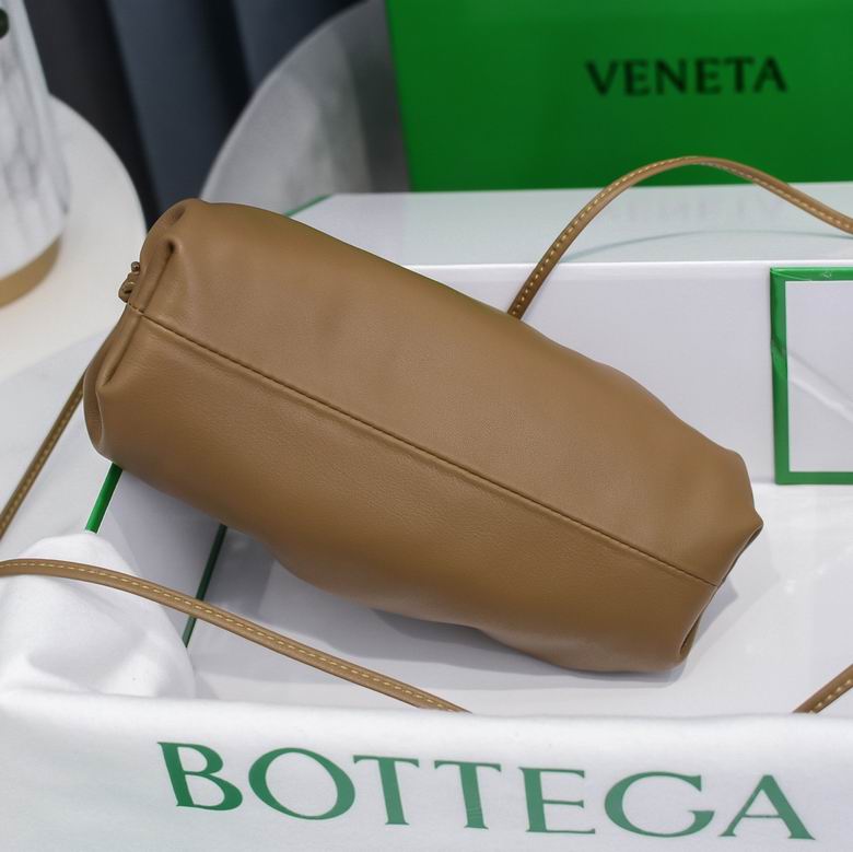 BOTTEGA VENETA The Pouch in Calfskin Leather