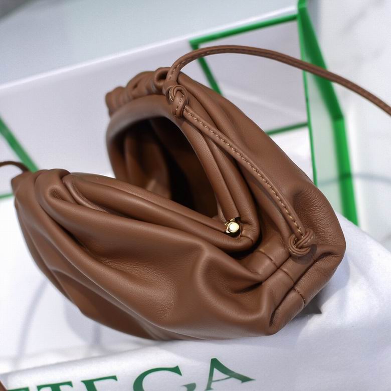 BOTTEGA VENETA The Pouch in Calfskin Leather