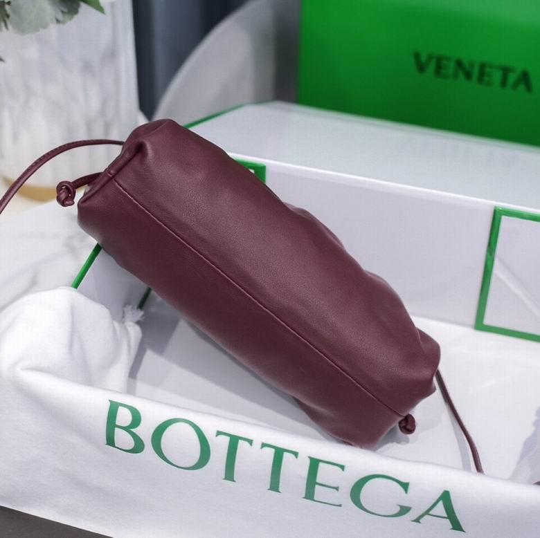 BOTTEGA VENETA The Pouch in Calfskin Leather Maroon
