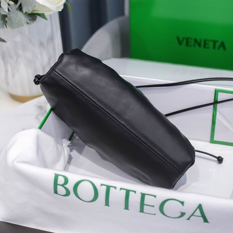 BOTTEGA VENETA The Pouch in Calfskin Leather Black