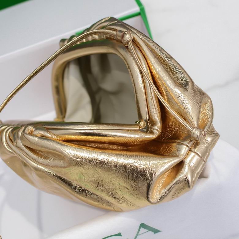 BOTTEGA VENETA The Pouch in Leather Gold