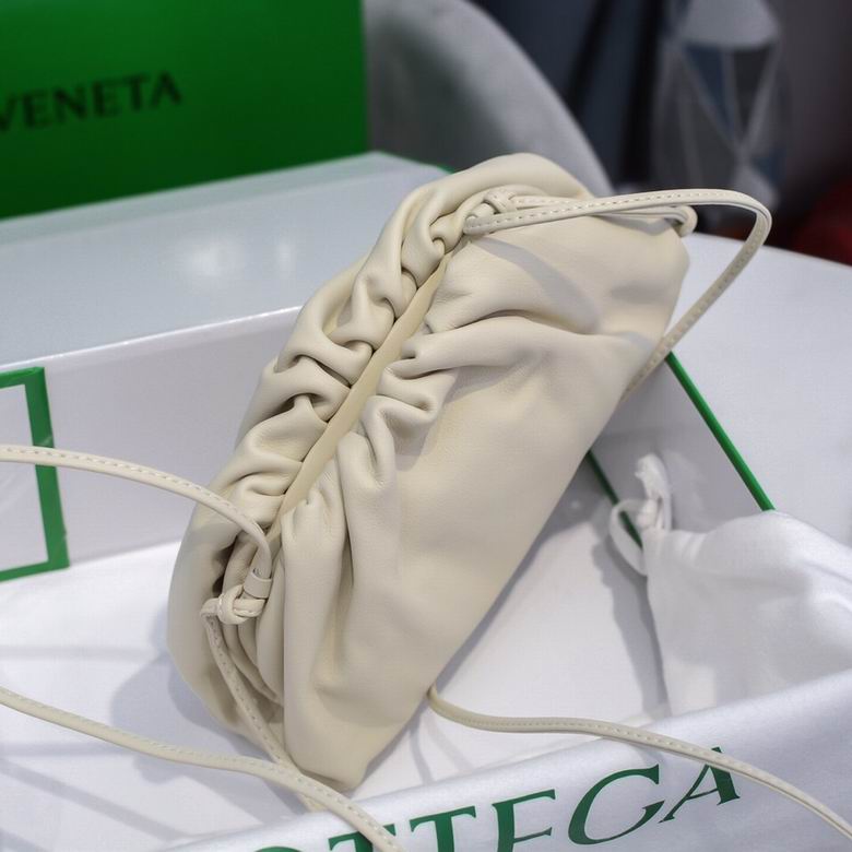 BOTTEGA VENETA The Pouch in Calfskin Leather