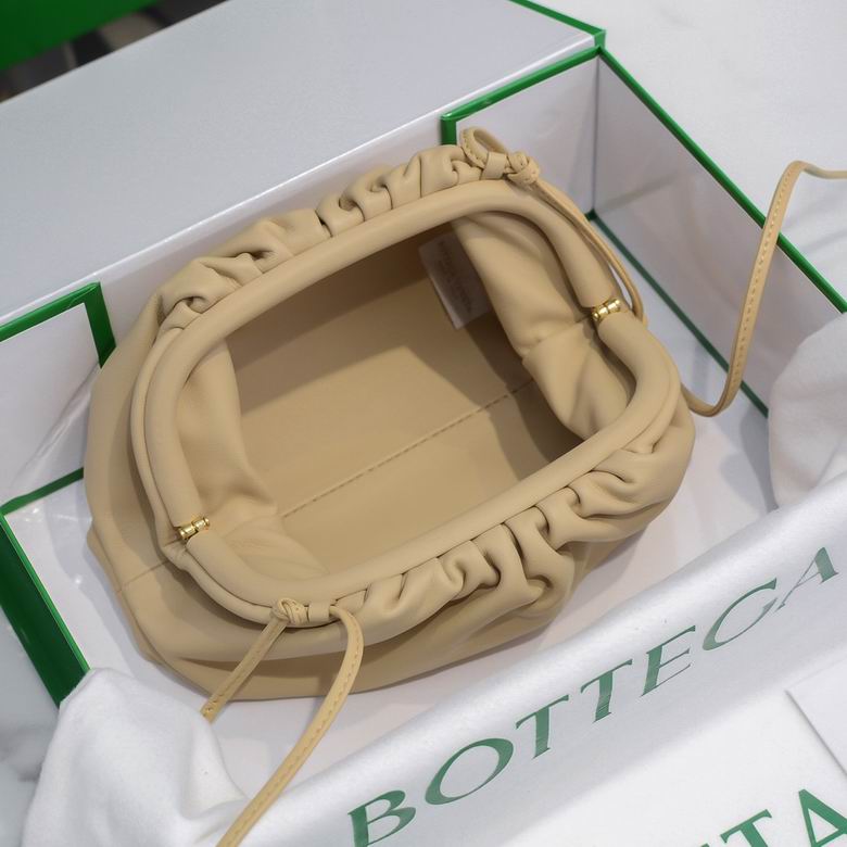 BOTTEGA VENETA The Pouch in Calfskin Leather