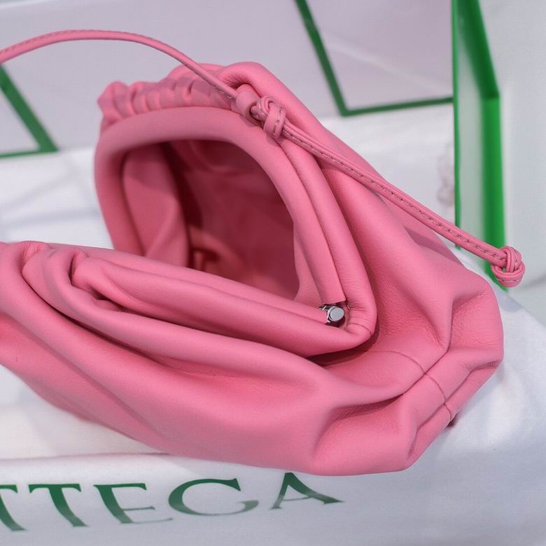 BOTTEGA VENETA The Pouch in Calfskin Leather Pink