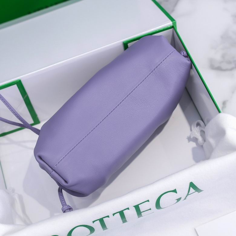 BOTTEGA VENETA The Pouch in Calfskin Leather