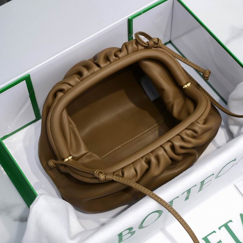 BOTTEGA VENETA The Pouch in Calfskin Leather