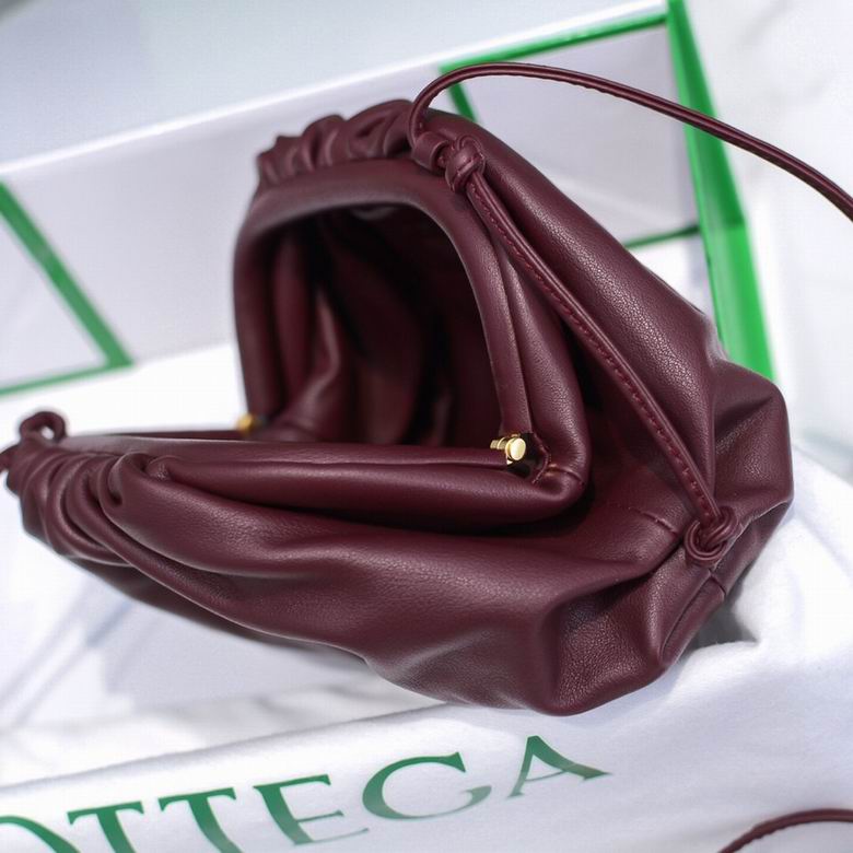 BOTTEGA VENETA The Pouch in Calfskin Leather Maroon