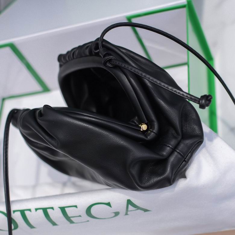 BOTTEGA VENETA The Pouch in Calfskin Leather Black