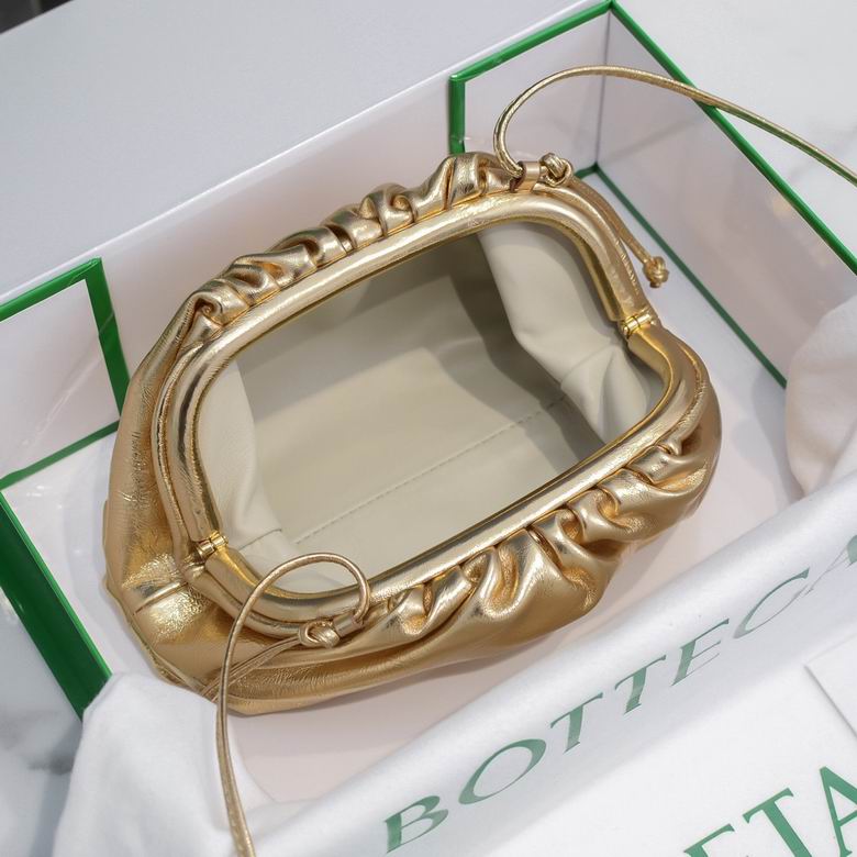 BOTTEGA VENETA The Pouch in Leather Gold