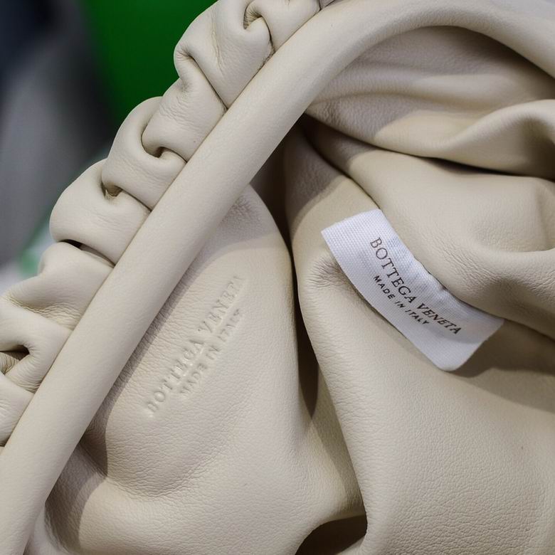 BOTTEGA VENETA The Pouch in Calfskin Leather