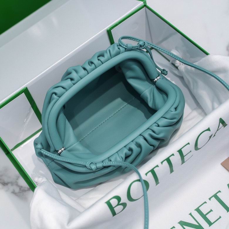BOTTEGA VENETA The Pouch in Calfskin Leather