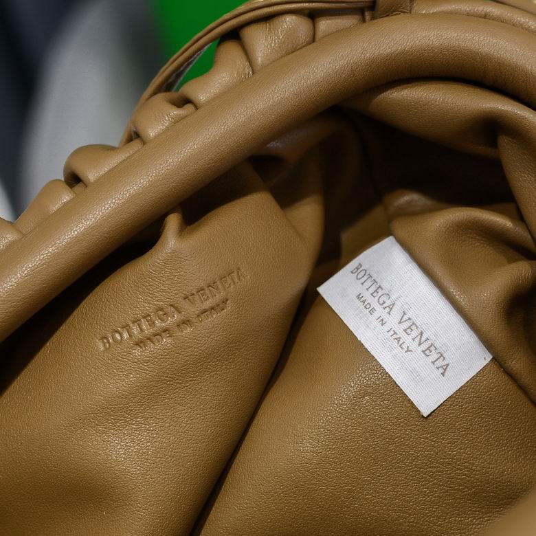 BOTTEGA VENETA The Pouch in Calfskin Leather