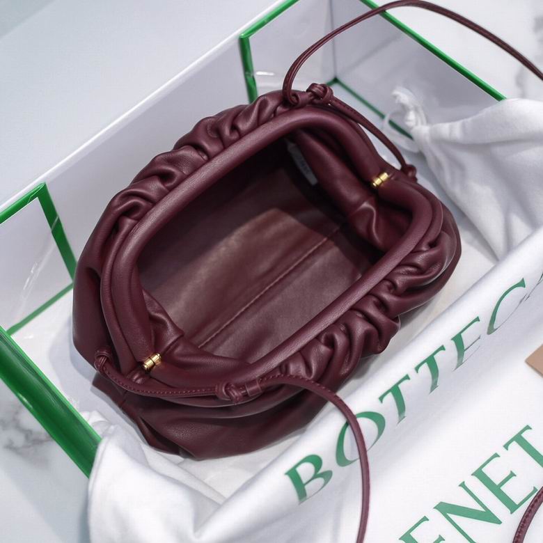 BOTTEGA VENETA The Pouch in Calfskin Leather Maroon
