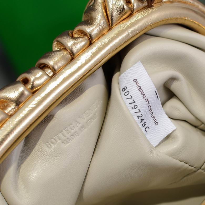 BOTTEGA VENETA The Pouch in Leather Gold
