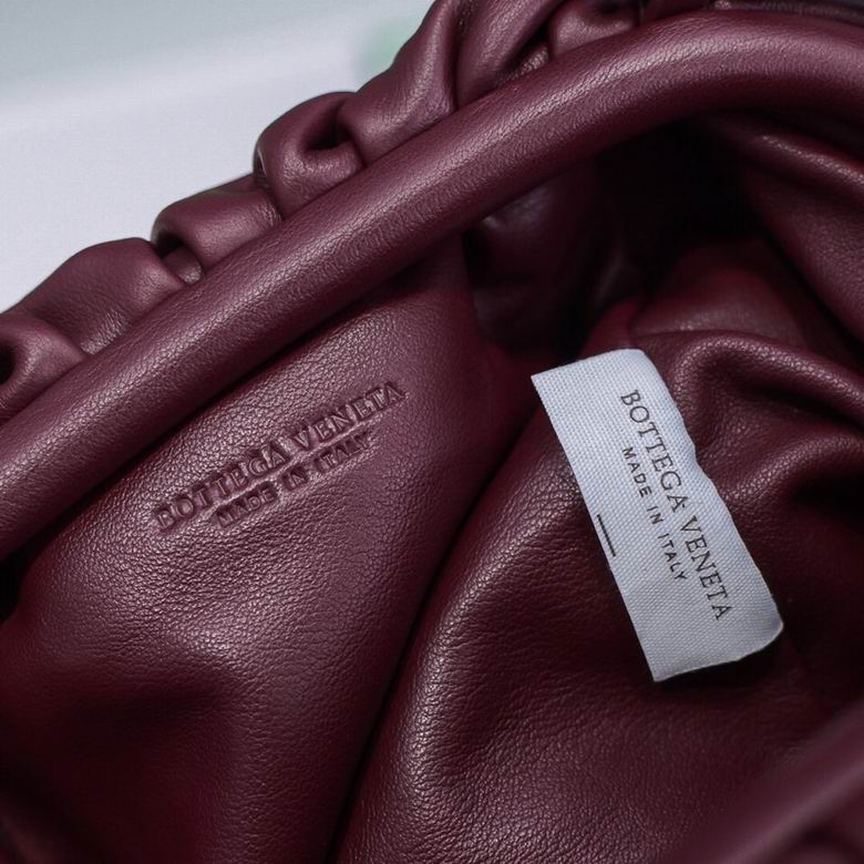 BOTTEGA VENETA The Pouch in Calfskin Leather Maroon