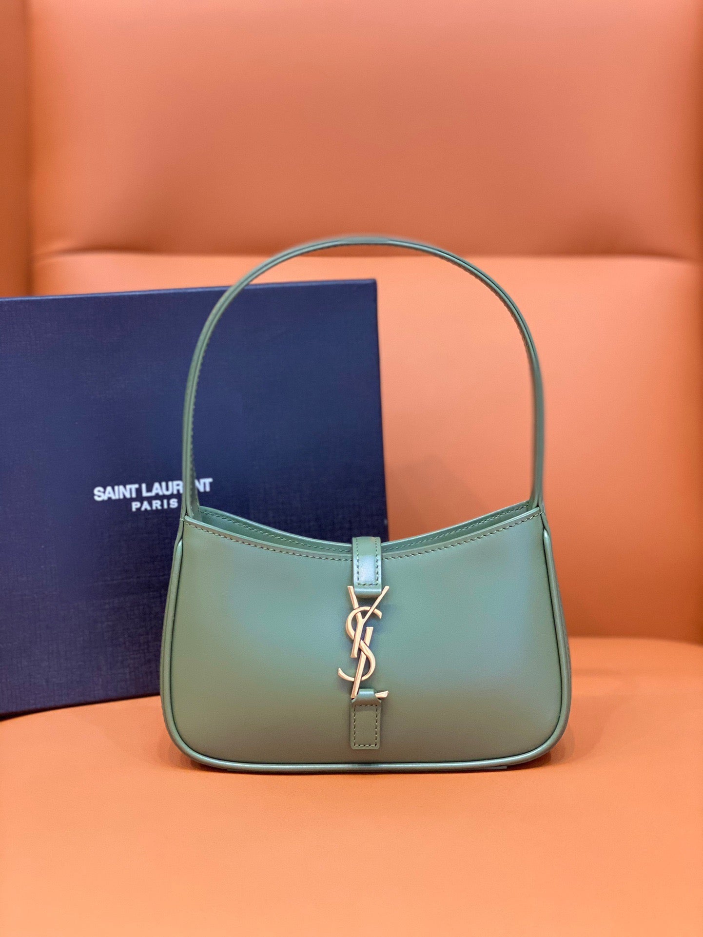 YSL Le 5 À 7 Hobo Bag In Natural Smooth Leather