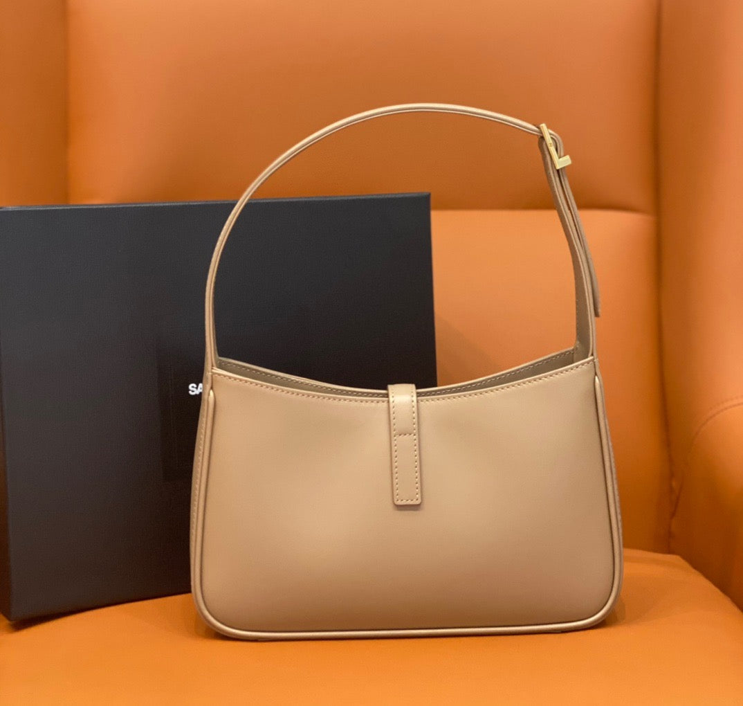 YSL Le 5 À 7 Hobo Bag In Natural Smooth Leather