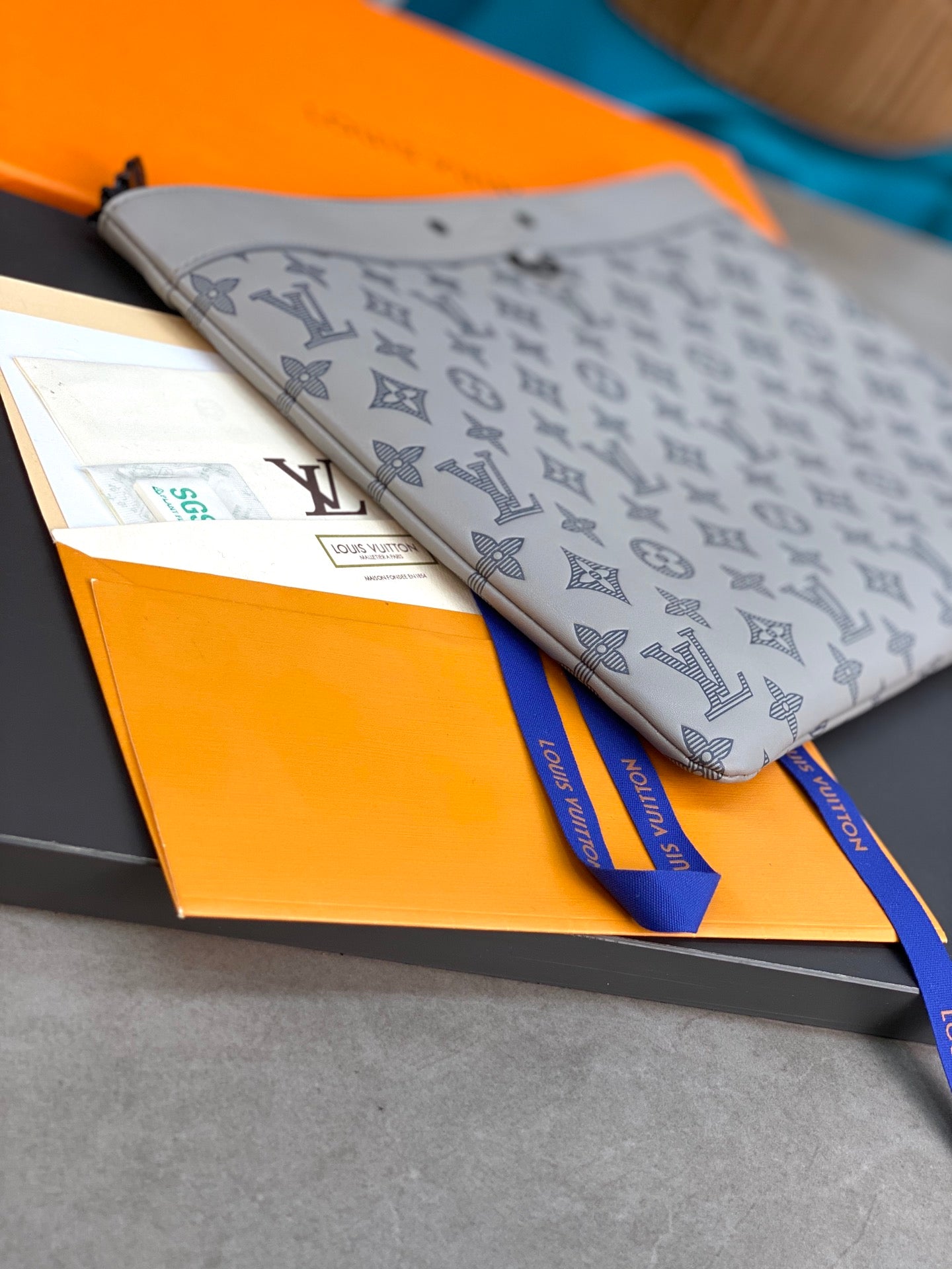 LV Discovery Pochette
