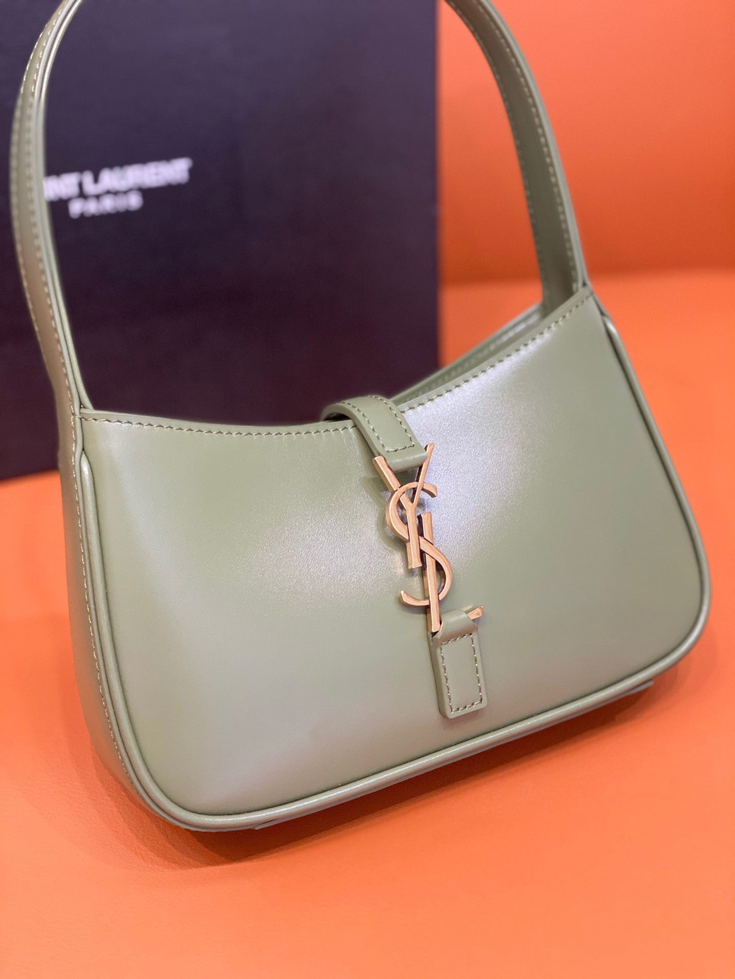 YSL Le 5 À 7 Hobo Bag In Natural Smooth Leather