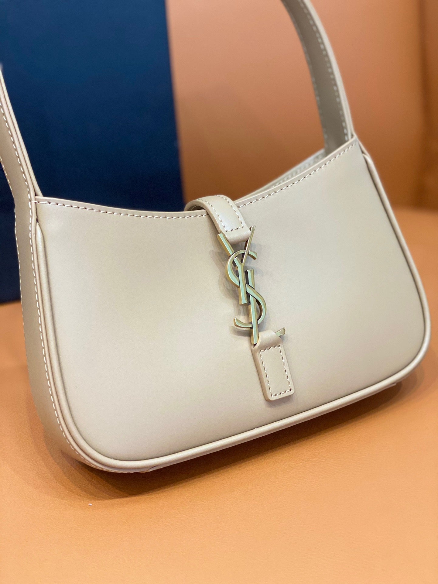 YSL Le 5 À 7 Hobo Bag In Natural Smooth Leather