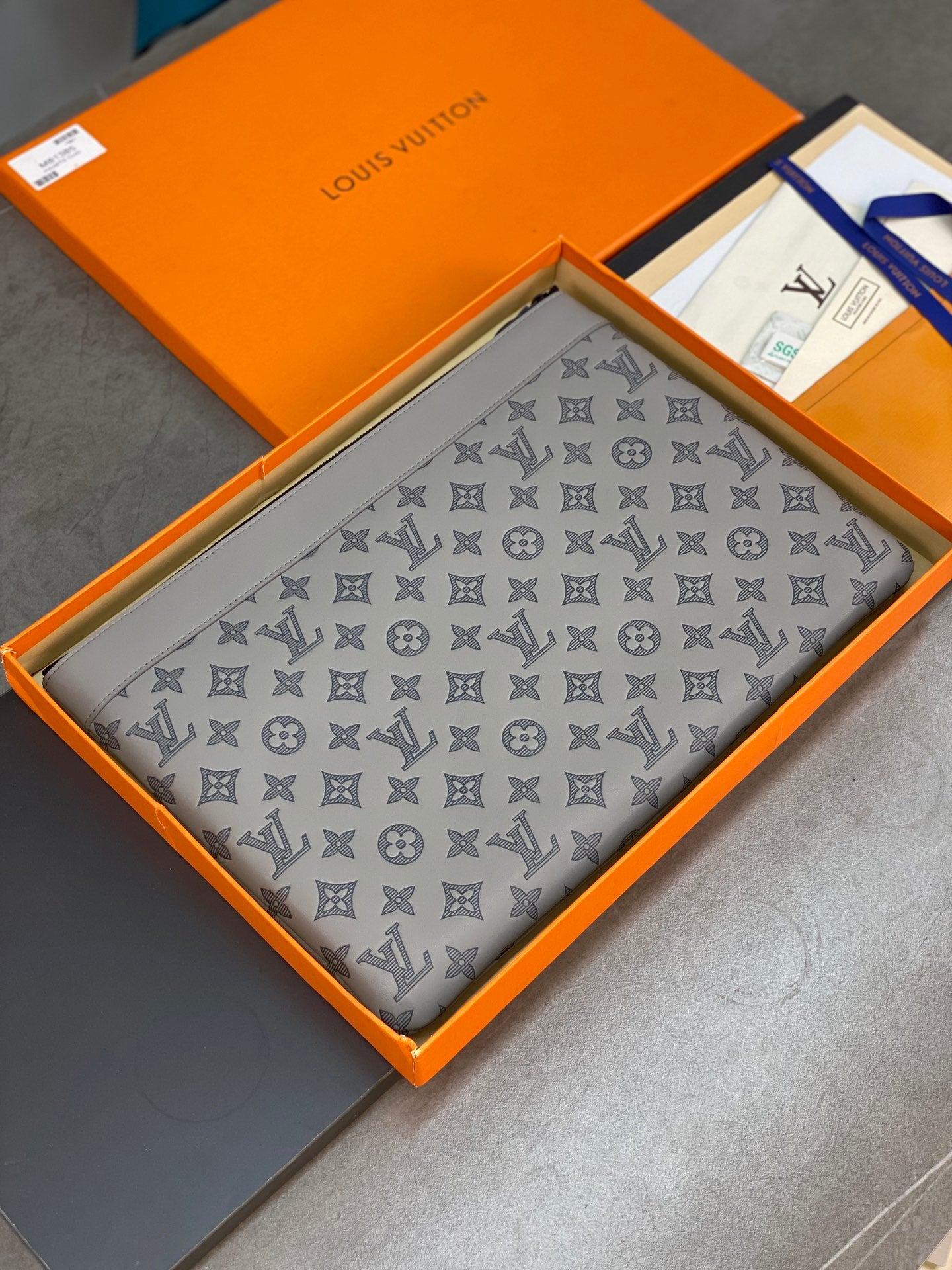 LV Discovery Pochette