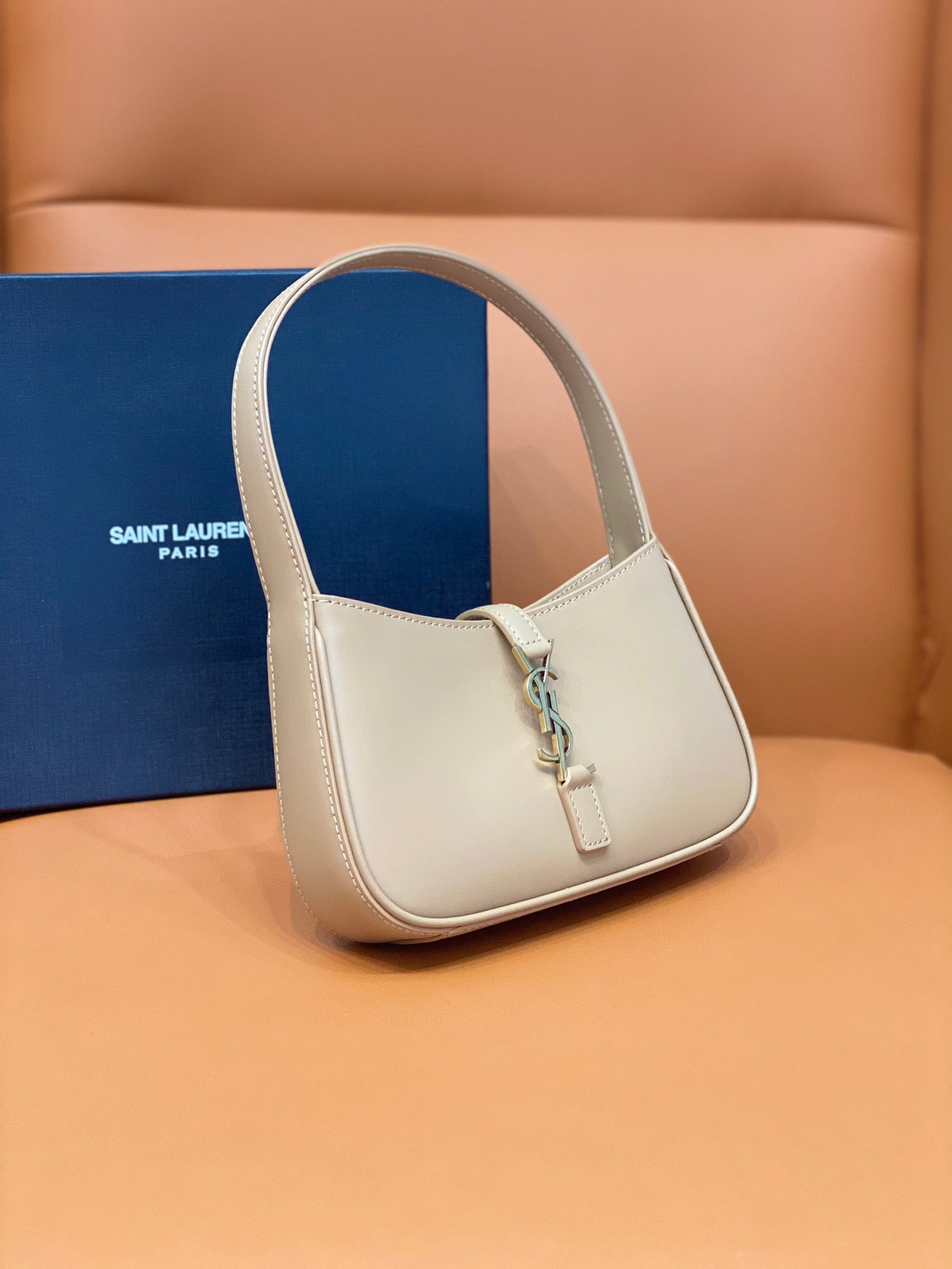 YSL Le 5 À 7 Hobo Bag In Natural Smooth Leather